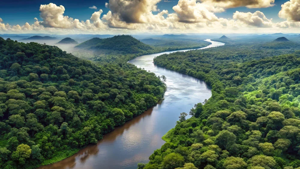 Vista aérea de el Río Amazonas serpenteando a través de una densa selva bajo un cielo parcialmente nublado.