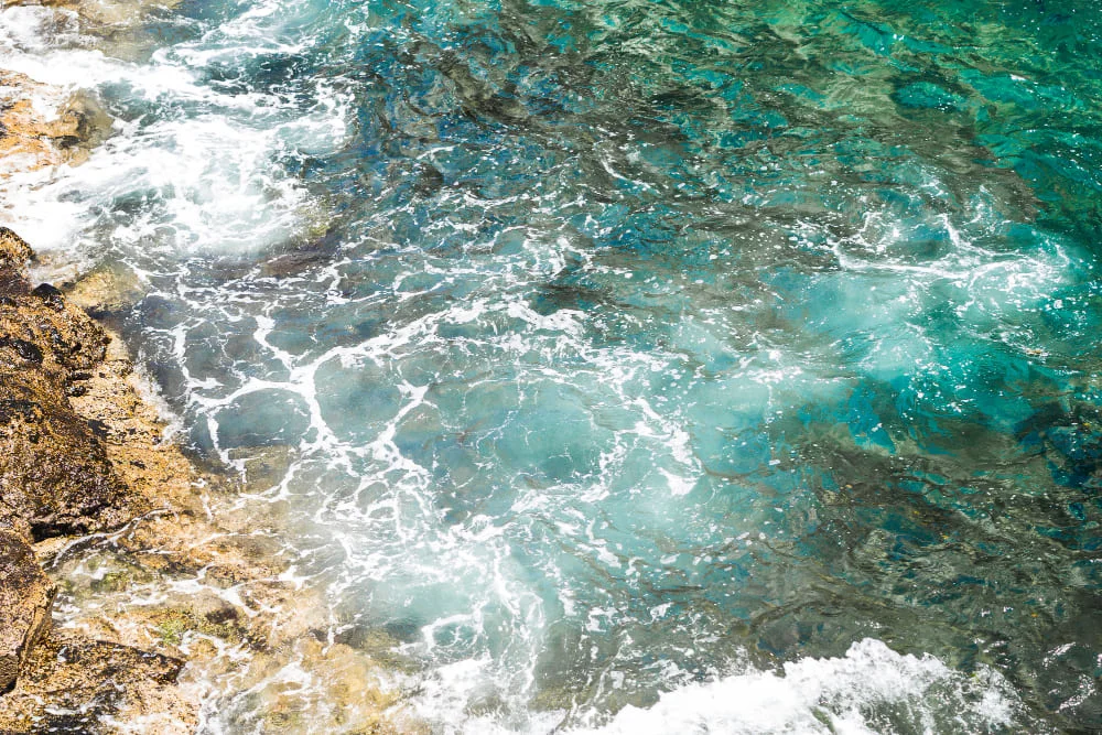 Imagen de un mar cristalino de azul intenso.