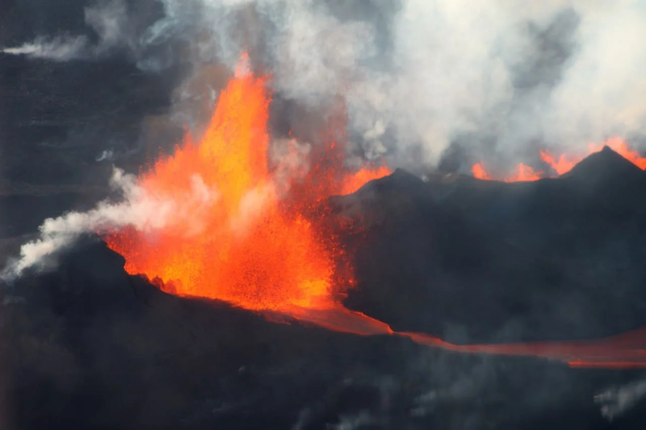 Imagen que muestra un volcán en estado de erupción.