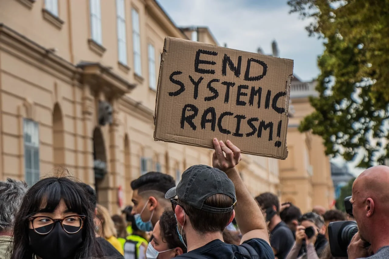 Imagen que muestra el pueblo en una manifestación.