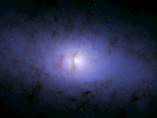 Imagen del telescopio espacial Hubble y el Observatorio de rayos X Chandra revela un agujero negro supermasivo inclinado en la galaxia NGC 5084, con estructuras de plasma en forma de
