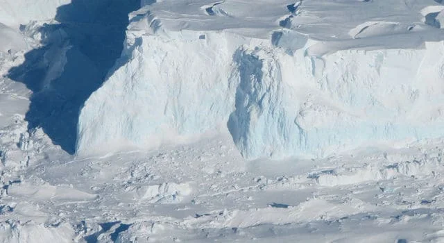 Imagen del glaciar Thwaites, también conocido como el "glaciar del juicio final", mostrando sus impresionantes paredes de hielo en retroceso debido al calentamiento global.