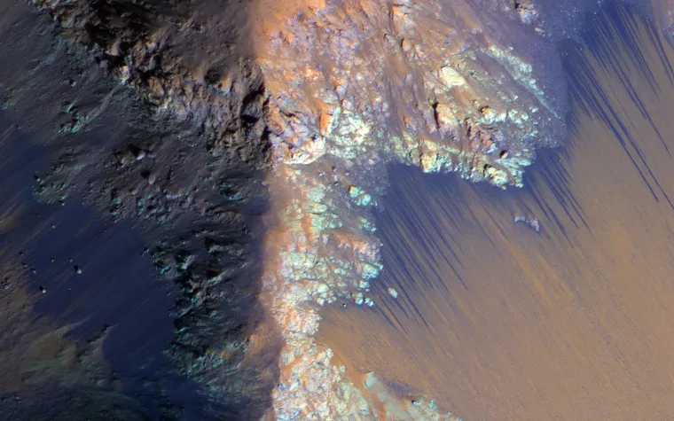 Superficie marciana con líneas oscuras que podrían indicar la presencia de agua salada líquida, resaltadas en colores por el análisis de imagen.