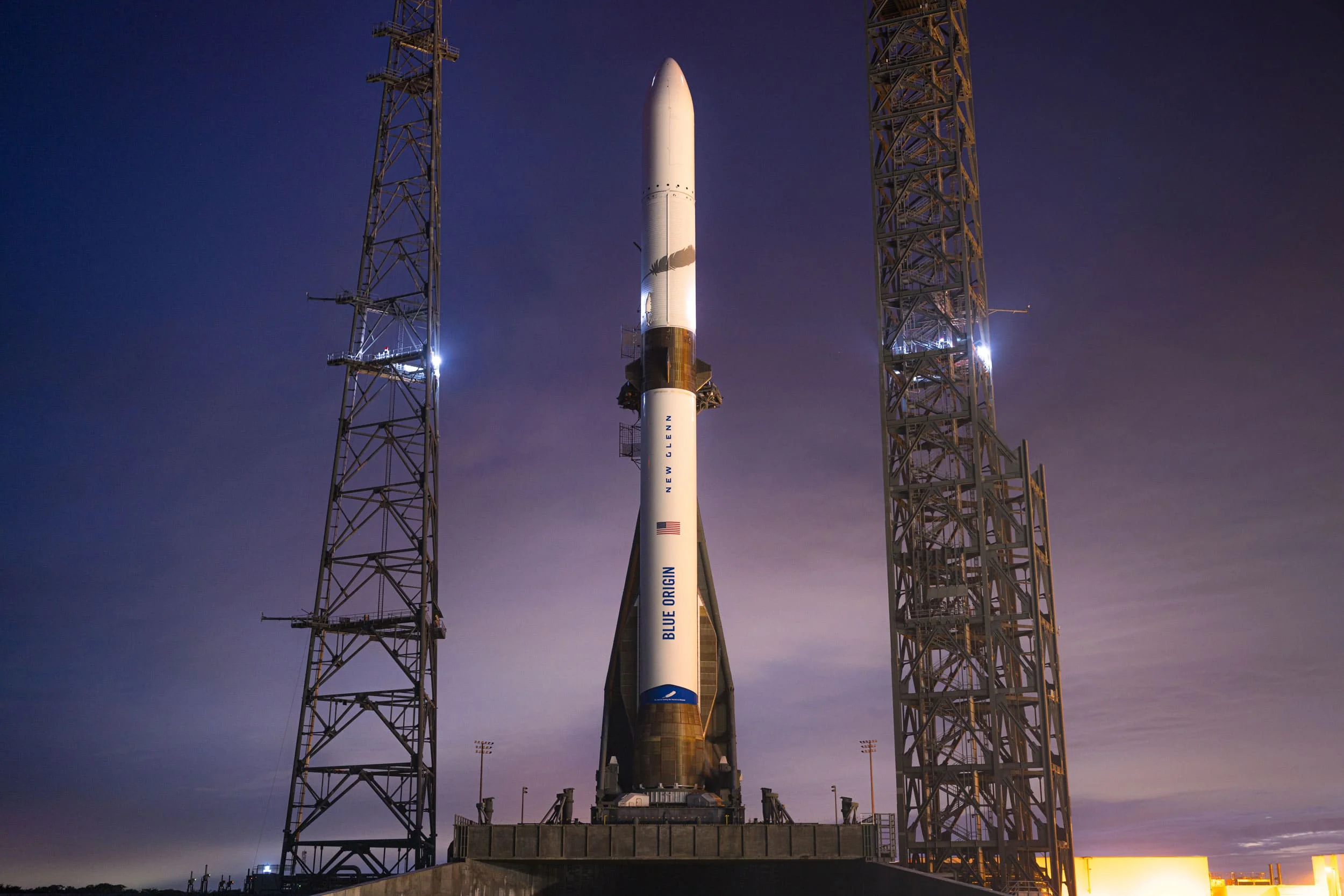 Imagen del cohete New Glenn de Blue Origin en la plataforma de lanzamiento.