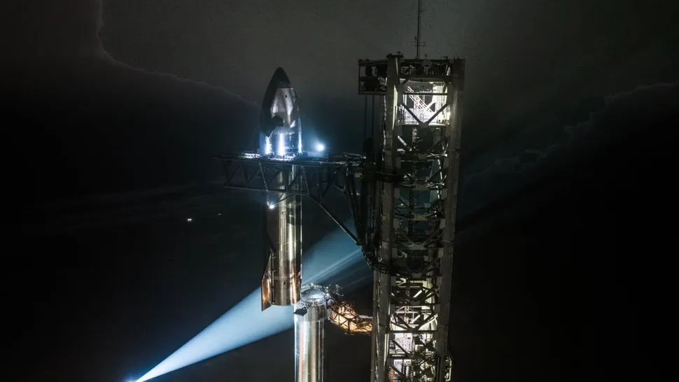 Starship lista sobre el cohete Super Heavy en Starbase, Texas, para su lanzamiento el 13 de enero de 2025.