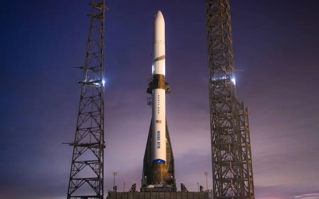 El cohete New Glenn de Blue Origin en la plataforma de lanzamiento de Cabo Cañaveral, Florida, listo para su intento inaugural.