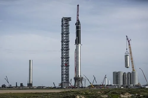 Starship lista para el lanzamiento desde Starbase, Texas, el 15 de enero de 2025. La nave Starship, ensamblada sobre el cohete Super Heavy, se encuentra en la plataforma de lanzamiento lista para su séptima prueba.