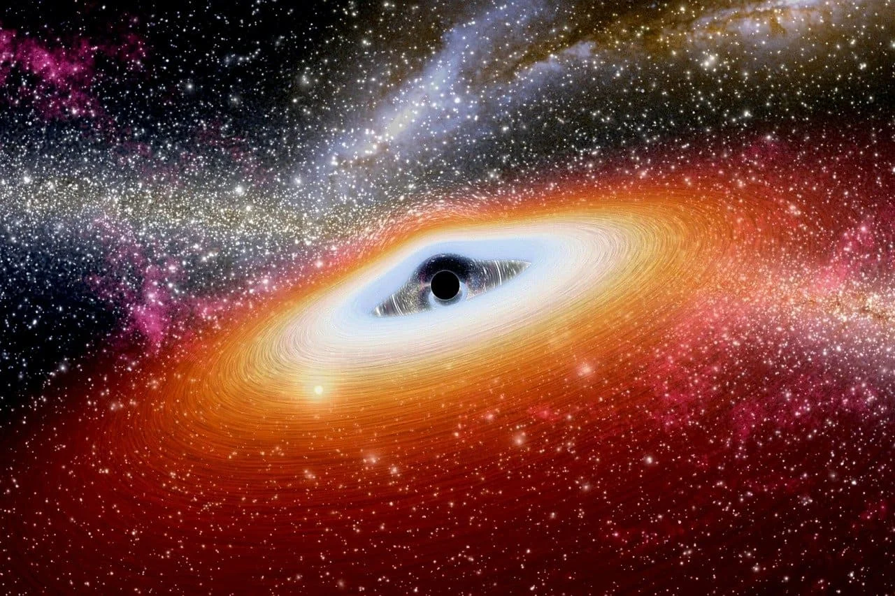 Ilustración de un agujero negro supermasivo rodeado por un disco de acreción luminoso y un fondo lleno de estrellas.