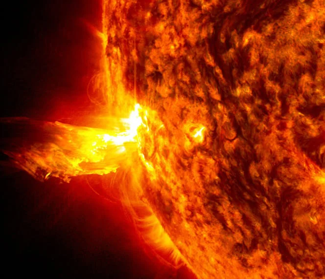 Imagen de una llamarada solar observada en la superficie del Sol, capturada con tecnología avanzada.