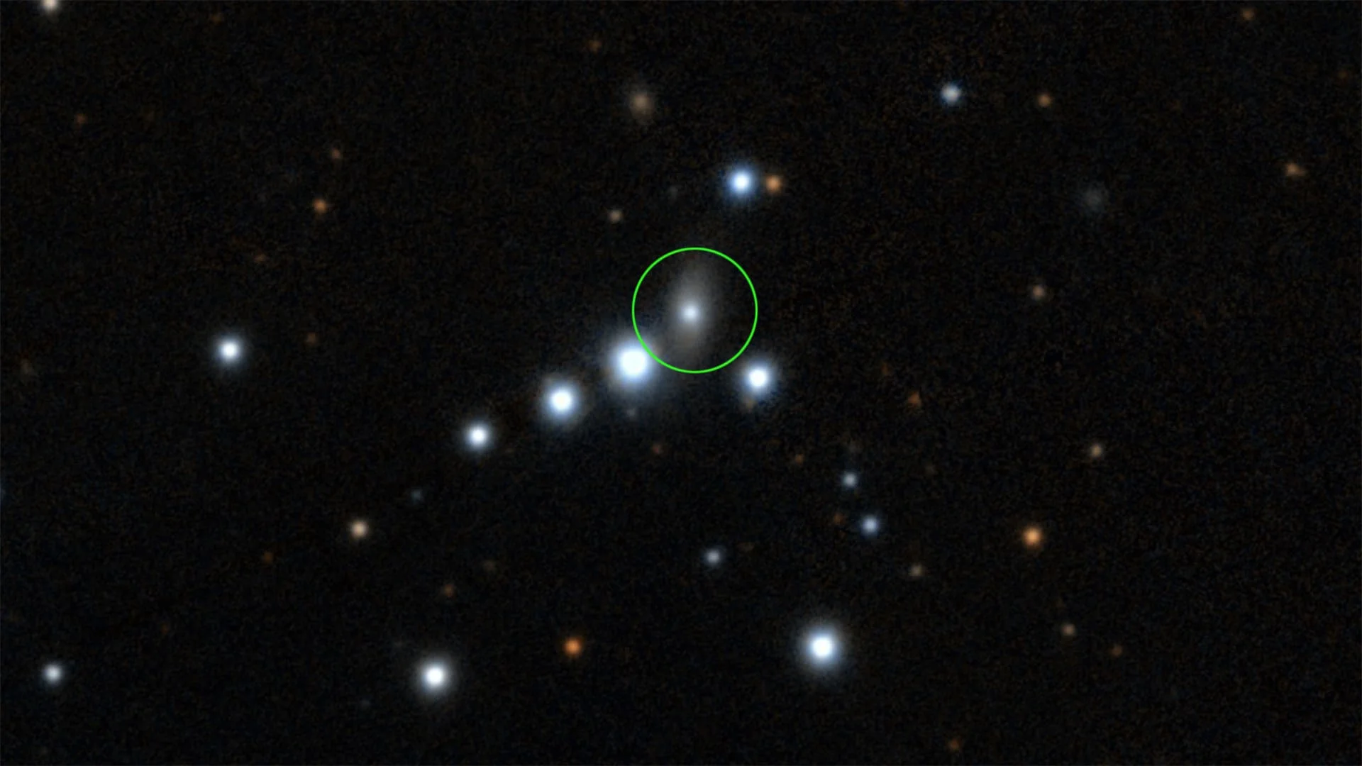 La galaxia activa 1ES 1927+654, rodeada por un círculo verde, muestra su ubicación en el cielo, destacando su actividad inusual desde 2018 y la reciente formación de chorros de plasma desde su agujero negro supermasivo.
