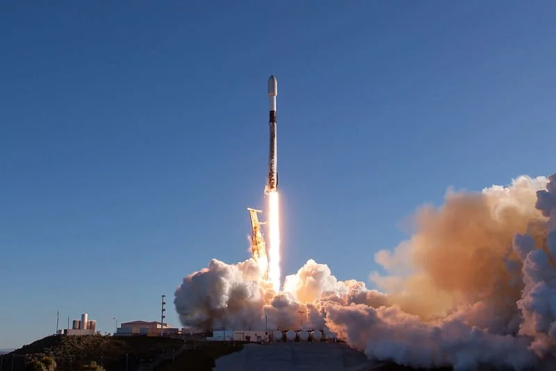 Lanzamiento del cohete Falcon 9 de SpaceX desde la base de la Fuerza Espacial.