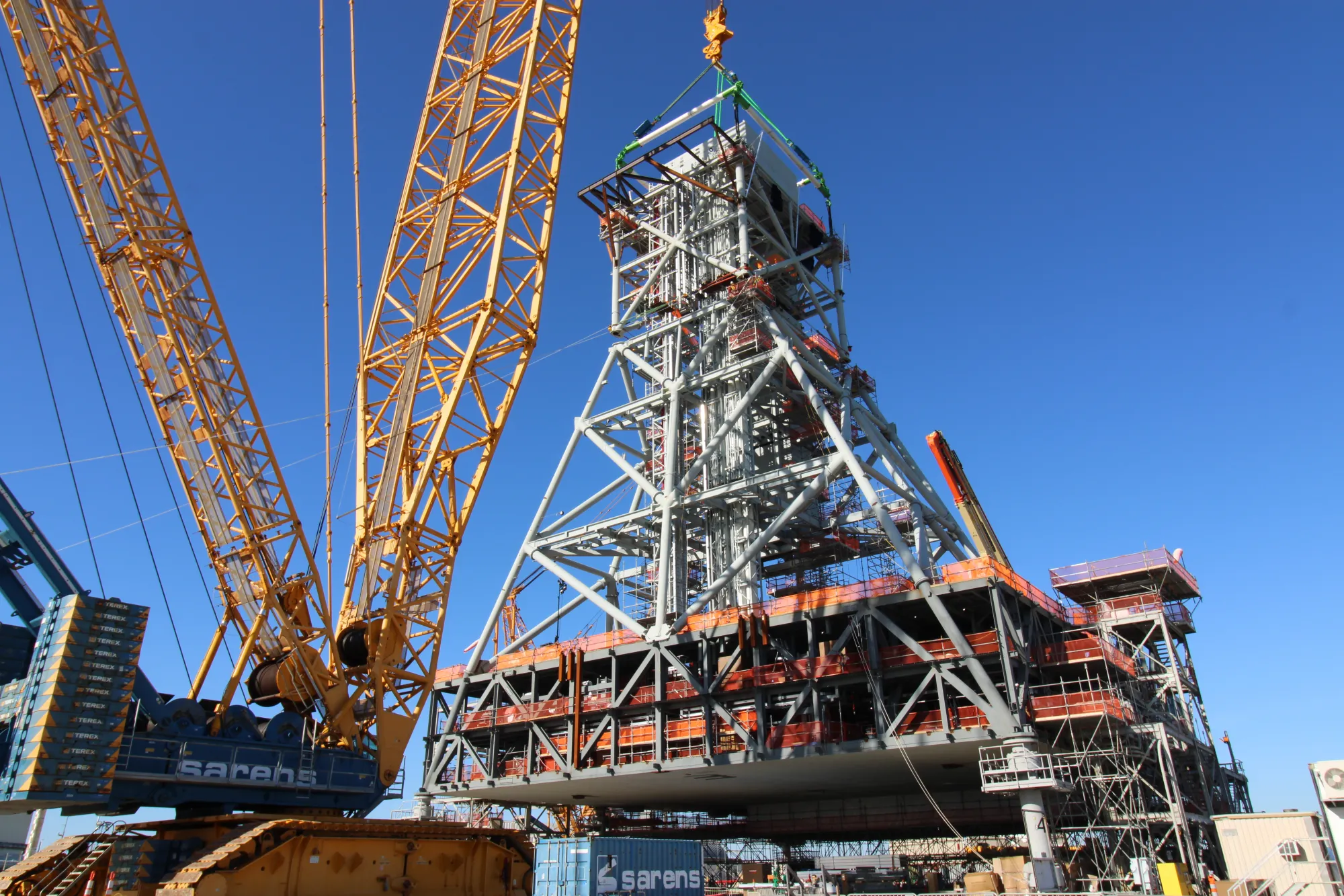 Módulo 4 siendo levantado por una grúa para su instalación en la torre de lanzamiento móvil 2 en el Centro Espacial Kennedy.