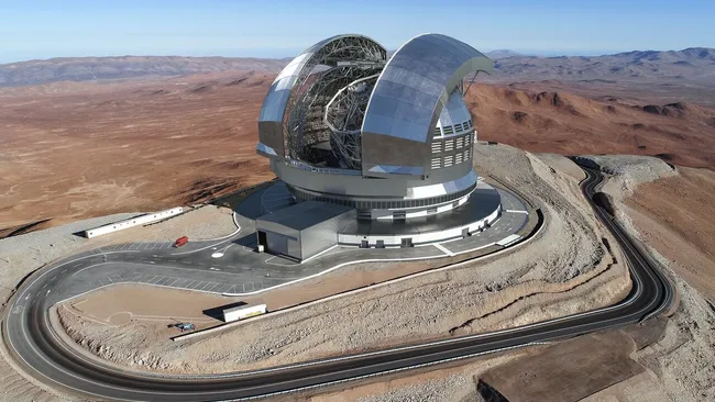 Una representación del Extremely Large Telescope (ELT) terminado en la cima del Cerro Armazones en el desierto de Atacama, Chile.