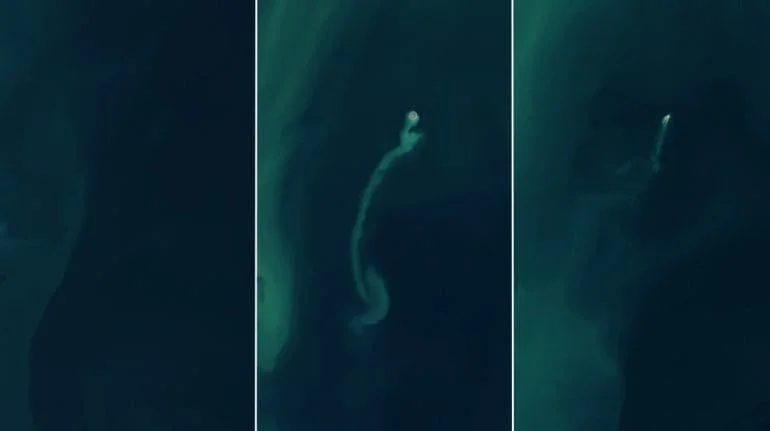 Imagen satelital de una isla en el mar Caspio emergiendo entre aguas tranquilas.