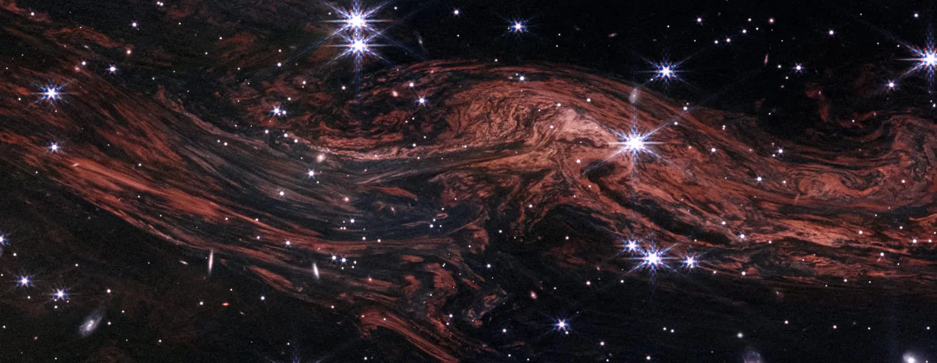Imagen infrarroja del telescopio Webb mostrando detalles del medio interestelar en la constelación de Casiopea.