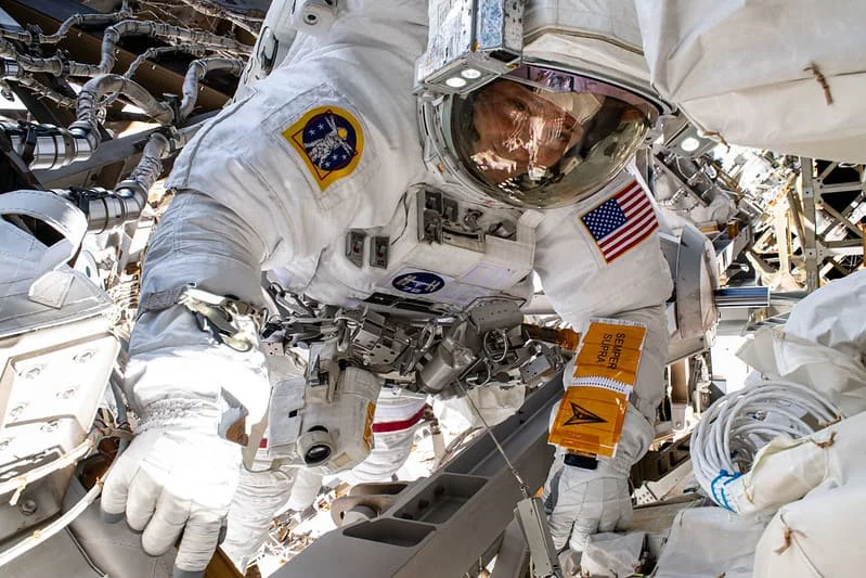 La astronauta Sunita Williams con traje espacial durante una caminata fuera de la ISS.