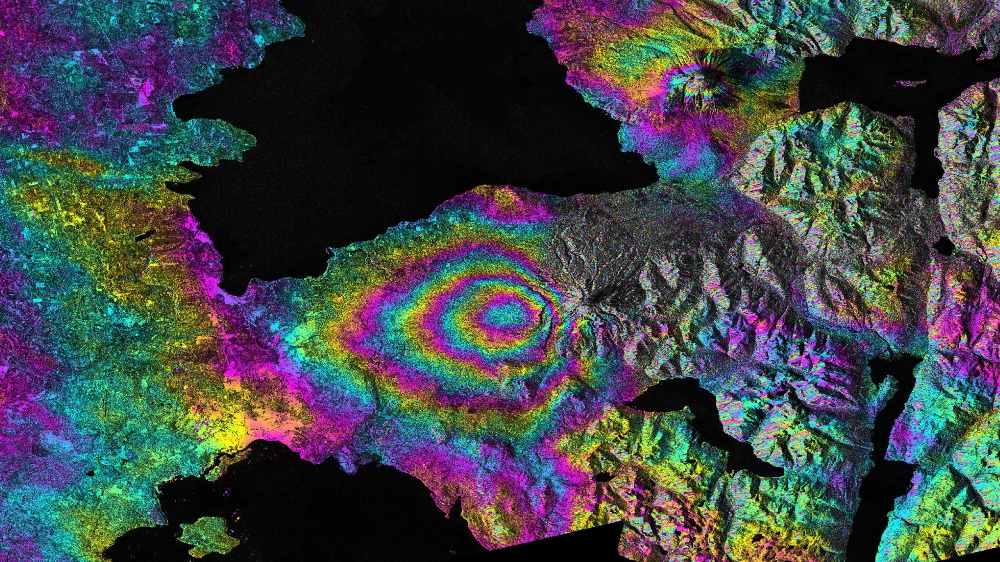 Representación artística del satélite NISAR en órbita, capturando datos sobre los cambios en la superficie terrestre.