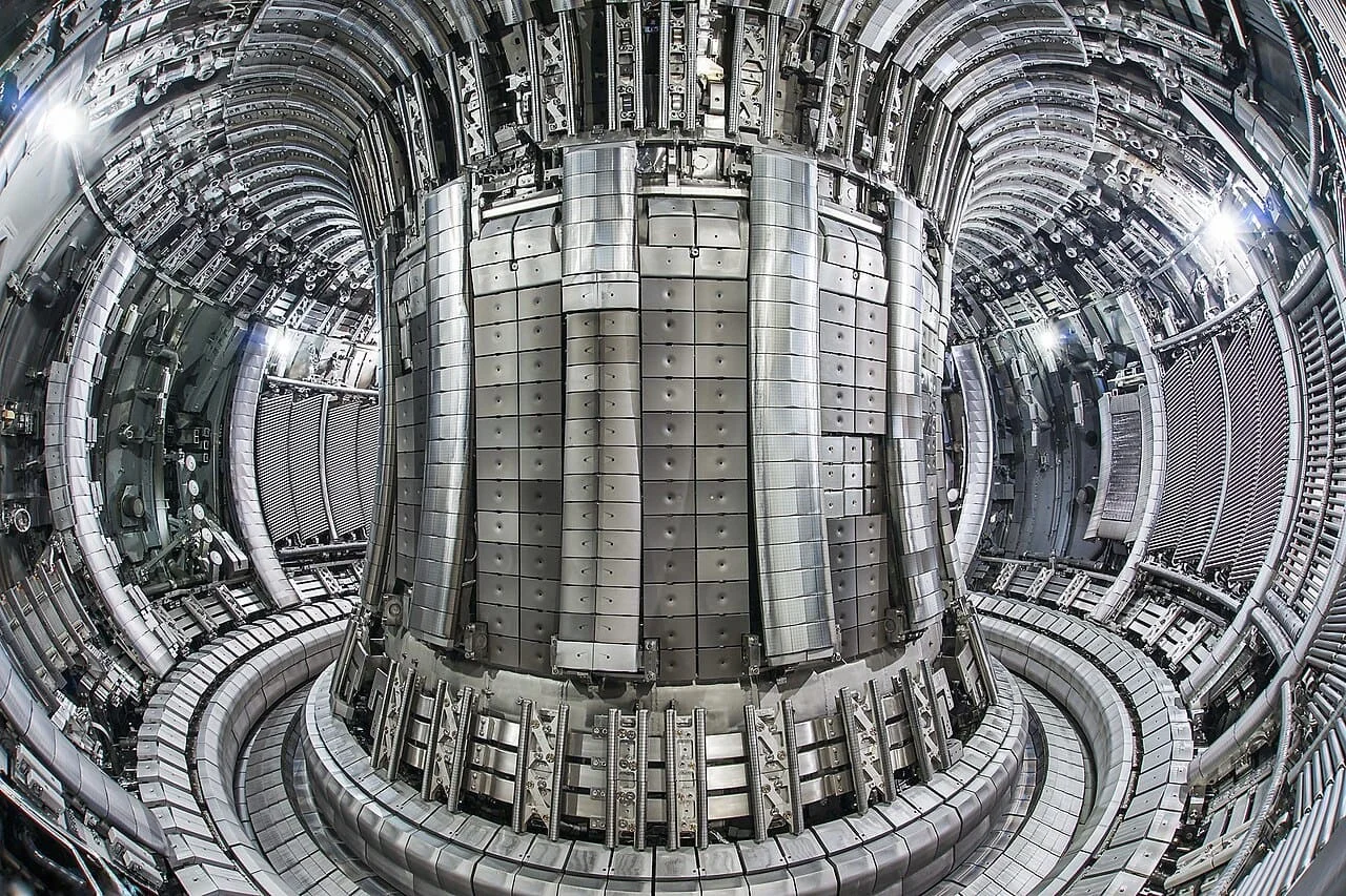 Vista interna de la cámara de vacío del reactor de fusión JET, mostrando su estructura metálica y el sistema de contención magnética.
