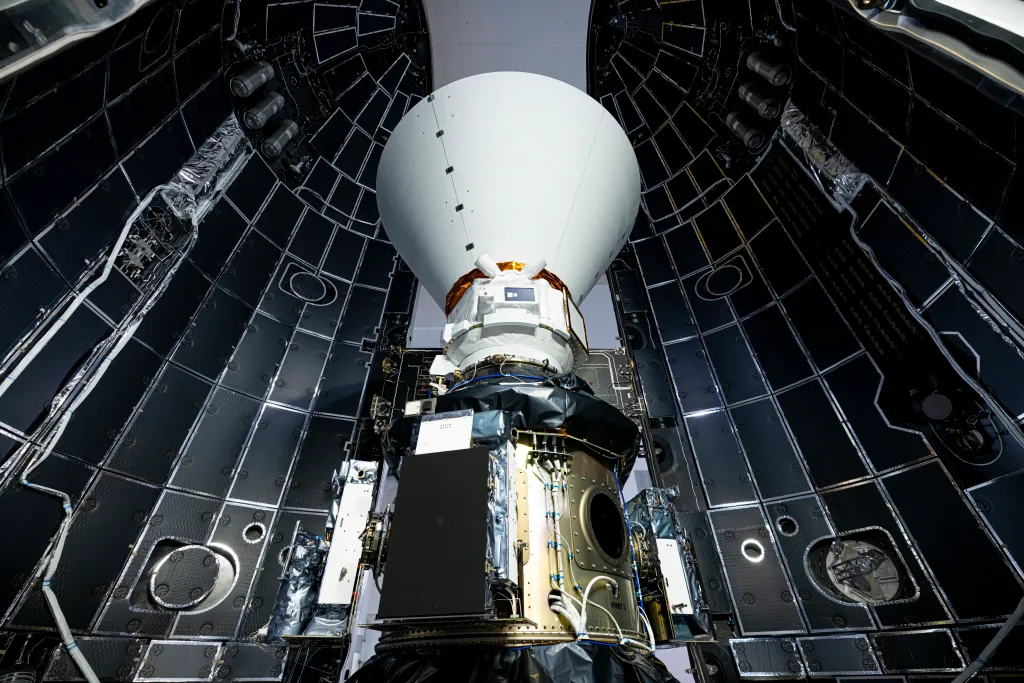 Vista del observatorio SPHEREx y los satélites PUNCH encapsulados dentro del carenado de carga útil antes de su lanzamiento.