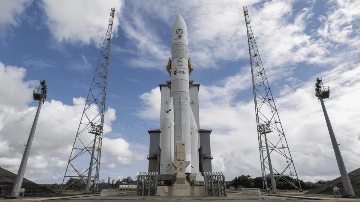Cohete Ariane 6 en la plataforma de lanzamiento antes de su primer vuelo comercial.