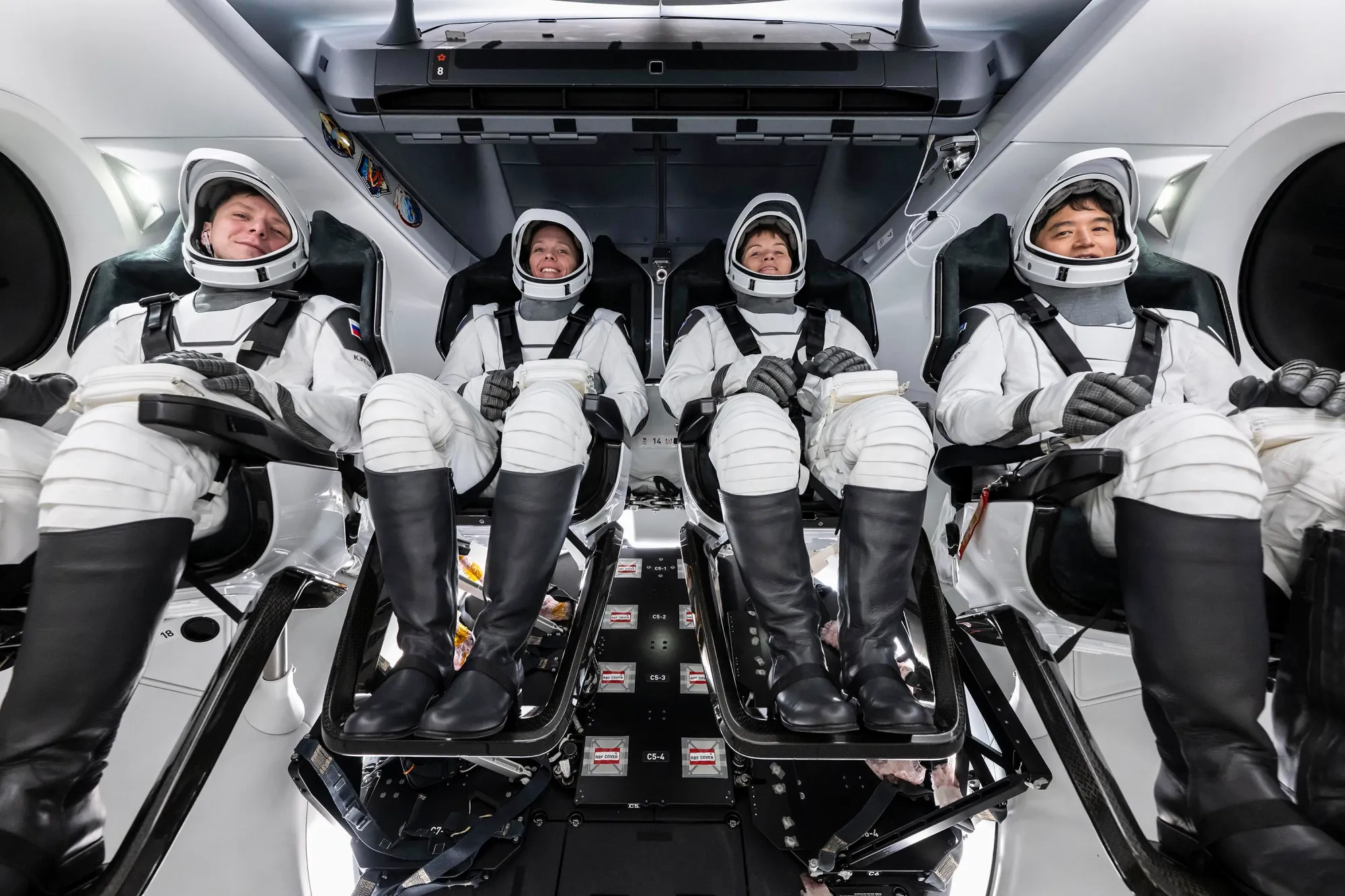 La tripulación de la misión Crew-10 de SpaceX y la NASA durante una prueba de equipo en el Centro Espacial Kennedy.