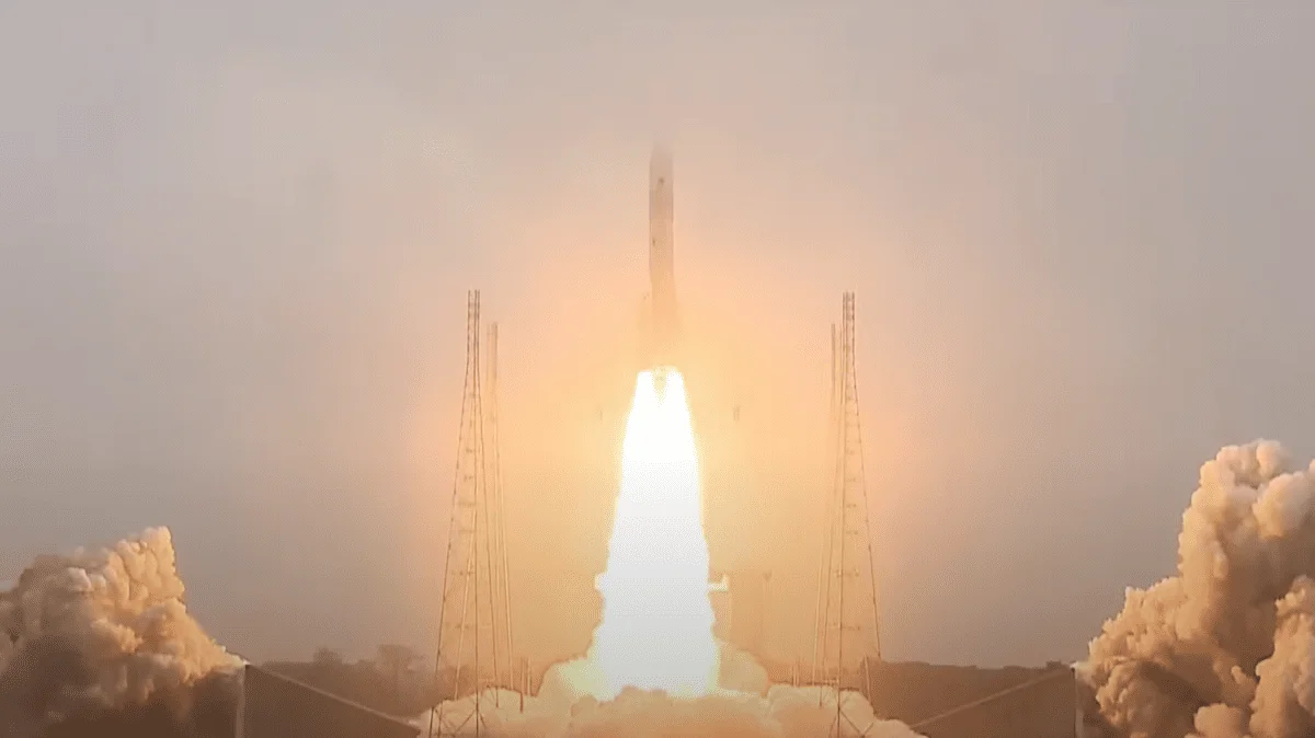 El cohete Ariane 6 despegando desde la plataforma de lanzamiento en Kurú, Guayana Francesa.