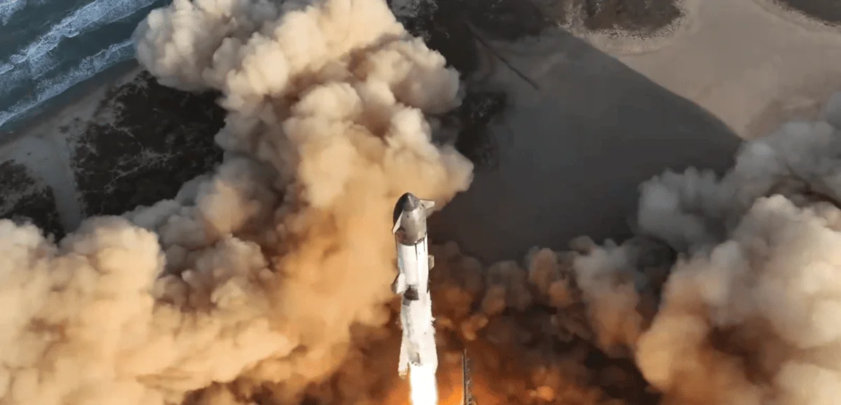 Despegue de Starship de SpaceX, rodeado de humo mientras asciende desde la plataforma de lanzamiento en Boca Chica.