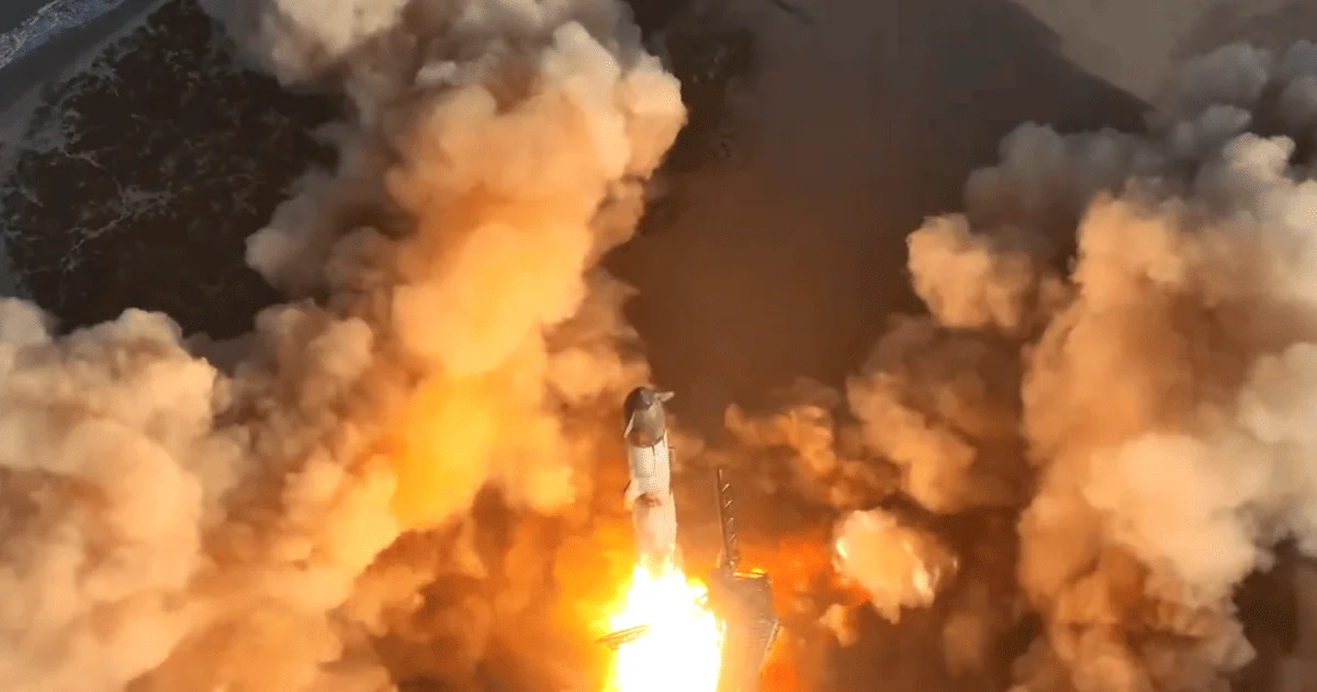 Cohete Starship de SpaceX lanzándose, con una explosión de humo y fuego durante el despegue en la plataforma de Boca Chica.