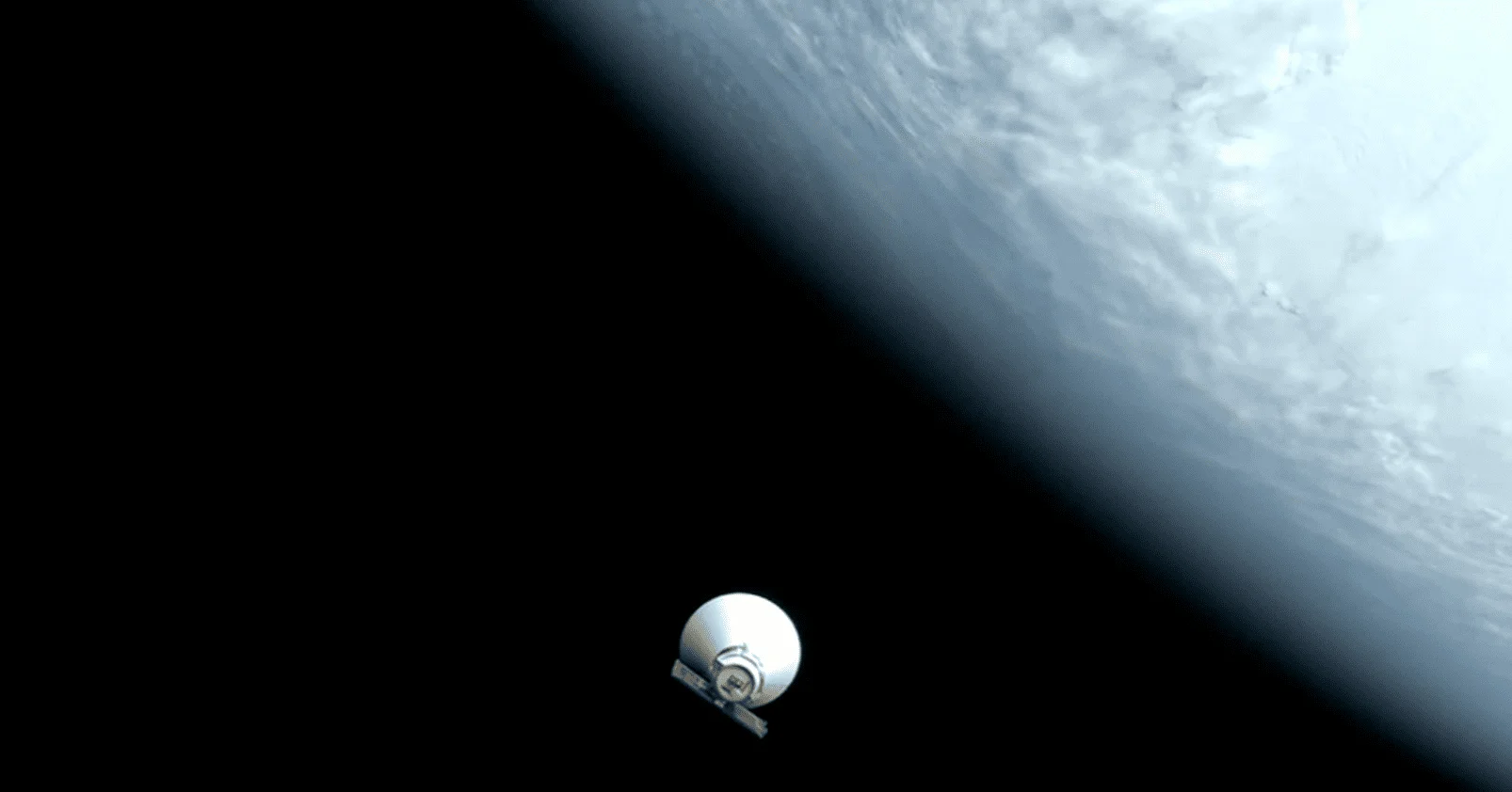 Vista del satélite SPHEREx en órbita sobre la Tierra, con el planeta parcialmente visible.