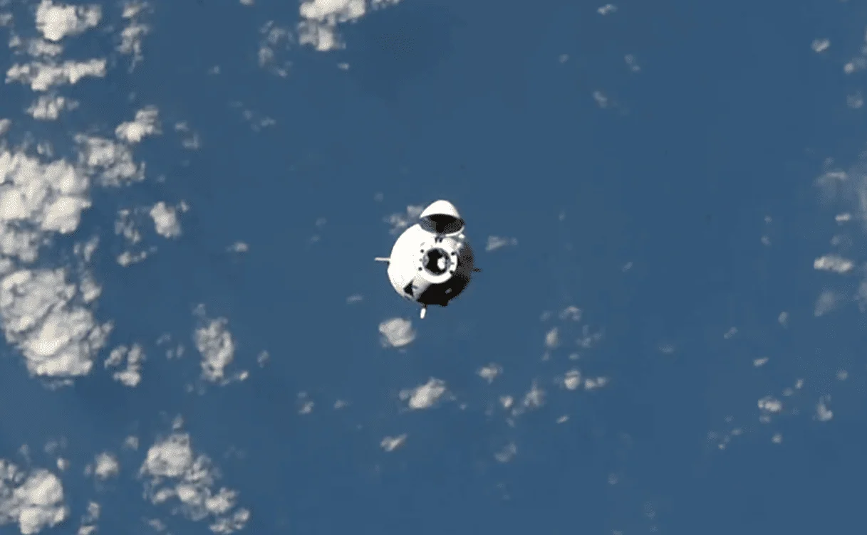 La nave espacial Dragon de SpaceX en aproximación a la Estación Espacial Internacional.