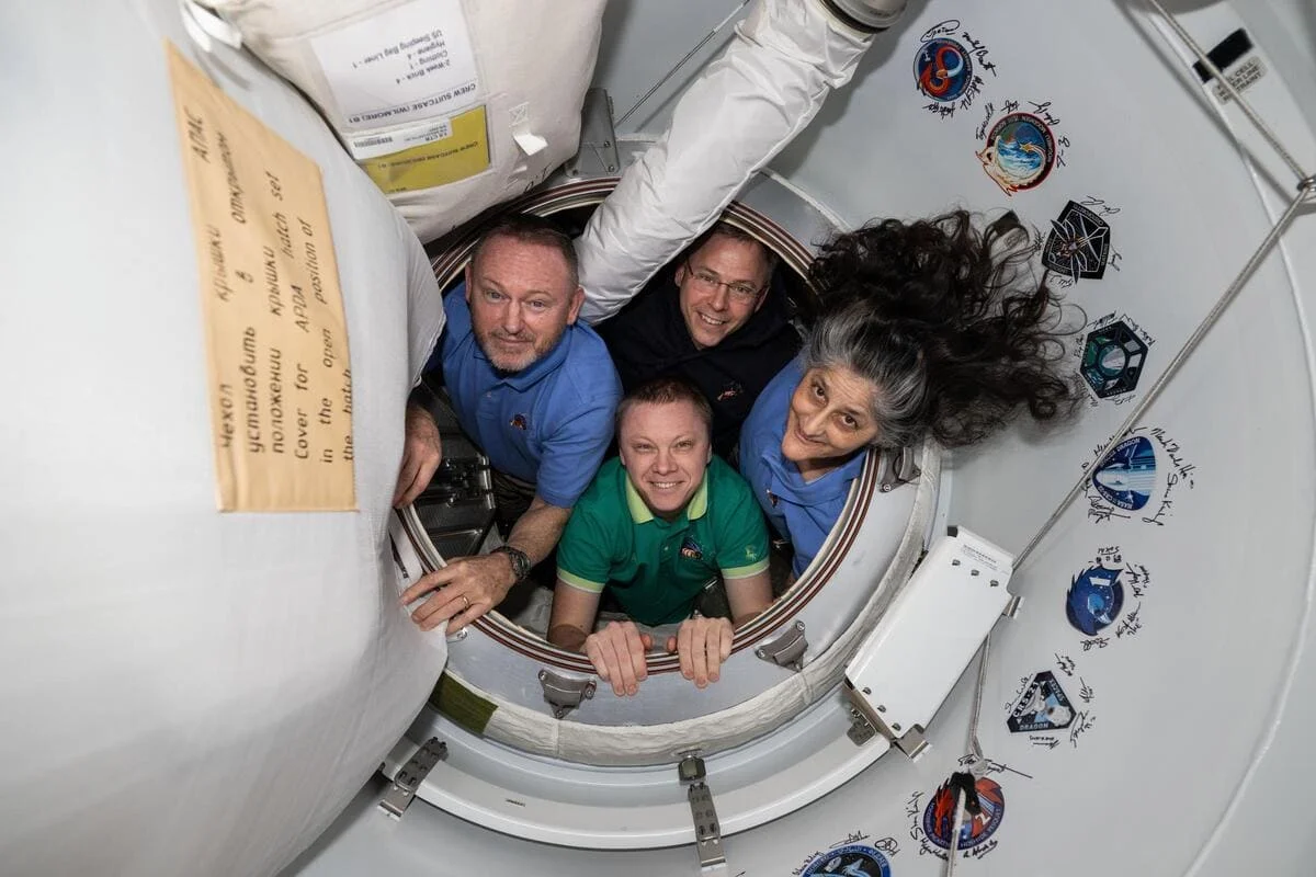 Astronautas de la misión Crew-9 posando en la Estación Espacial Internacional.