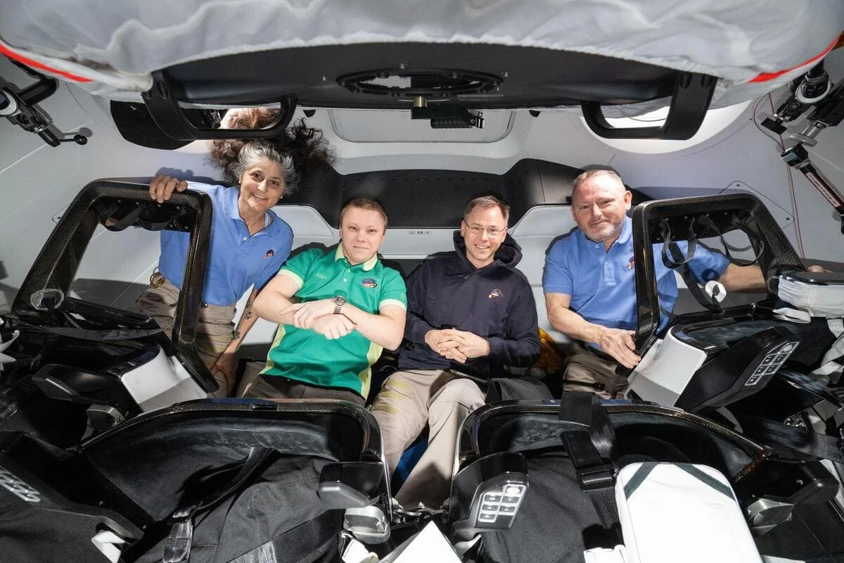Miembros de la tripulación SpaceX-9 dentro de la cápsula Dragon antes del desacoplamiento.