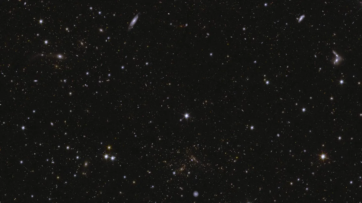 Imagen del Campo Profundo Sur captado por Euclid, mostrando galaxias distantes y estrellas brillantes.