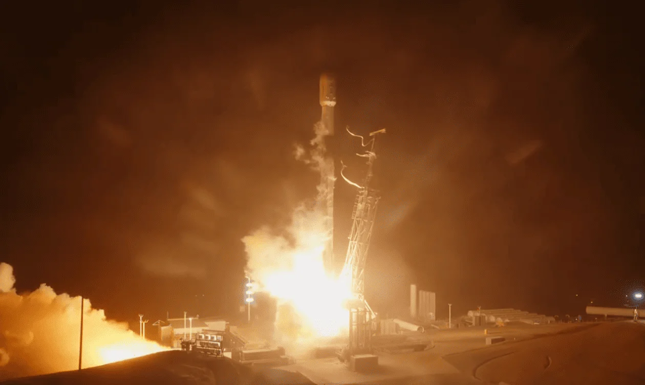 Lanzamiento nocturno del Falcon 9 con la misión NROL-57 desde la base Vandenberg