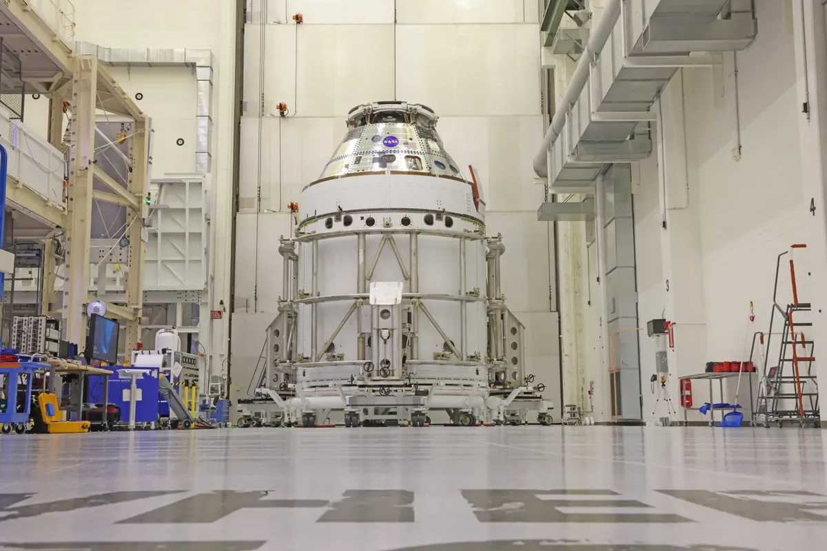 Módulo de servicio Orión de Artemis II en el Centro Espacial Kennedy durante los preparativos previos al lanzamiento.