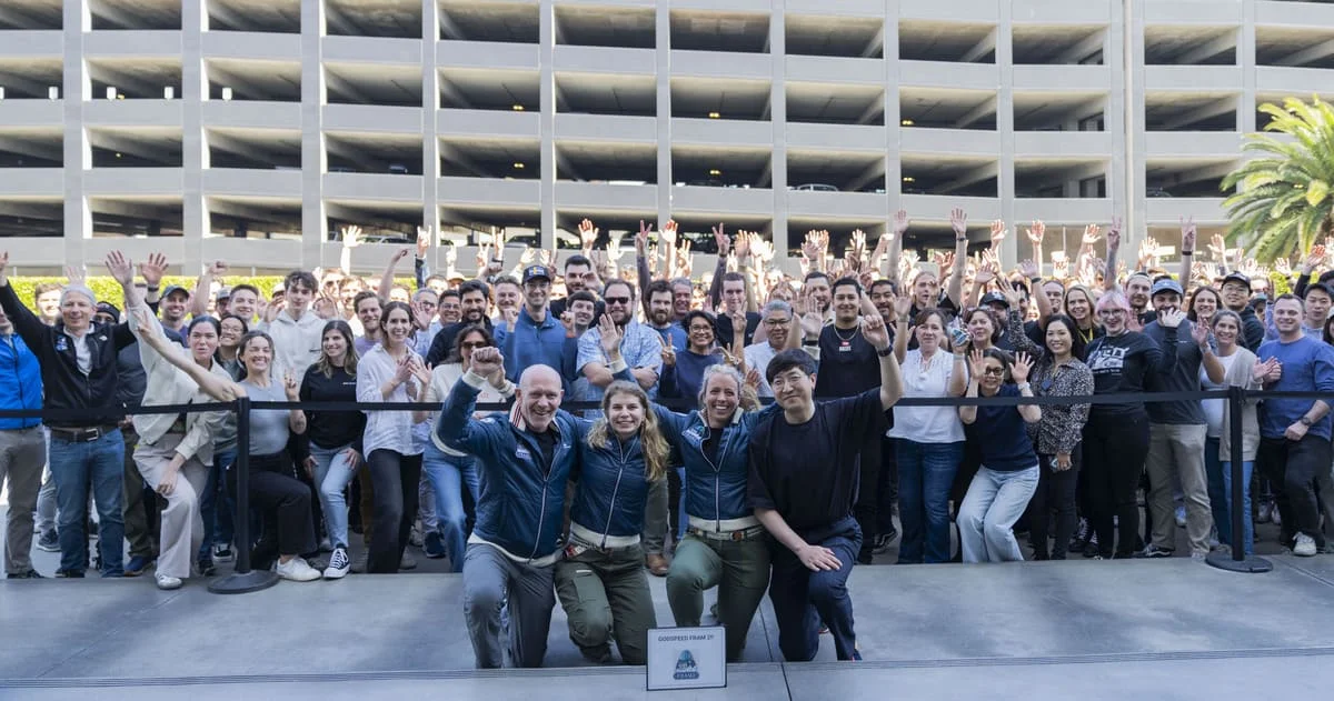 Parte del equipo de SpaceX y la misión Fram2 reunidos días antes del lanzamiento para una fotografía.
