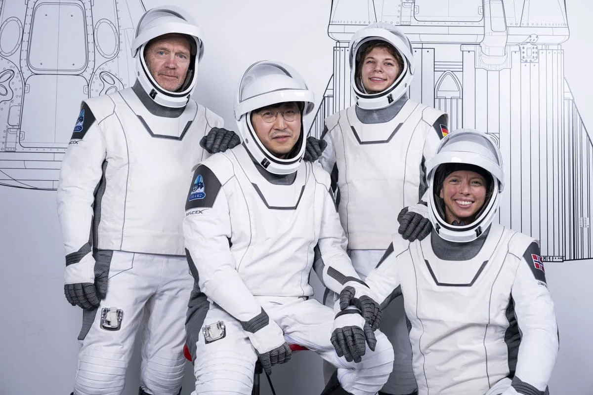 Tripulación internacional de la misión Fram2 equipada con trajes espaciales de SpaceX.