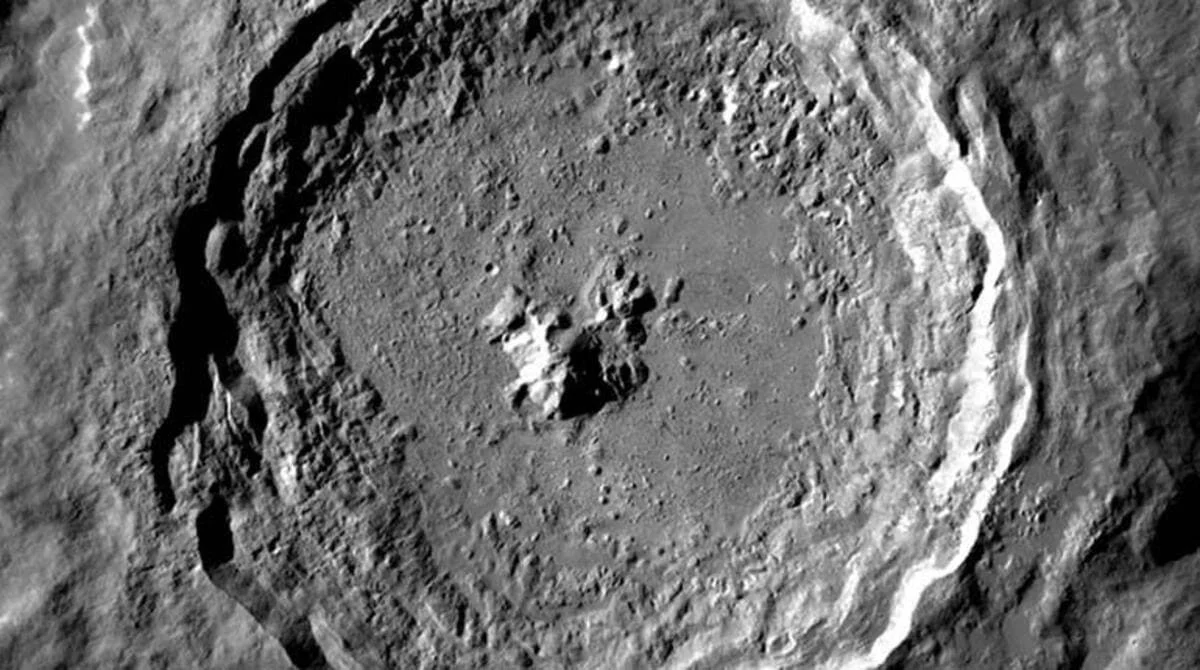 Cráter lunar en alta resolución con estructura central y paredes bien definidas
