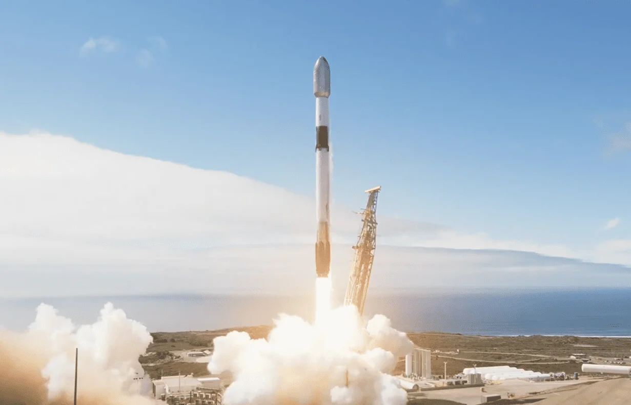 Falcon 9 lanza 27 satélites Starlink desde California. Imagen del despegue desde la base Vandenberg. (Créditos: SpaceX)