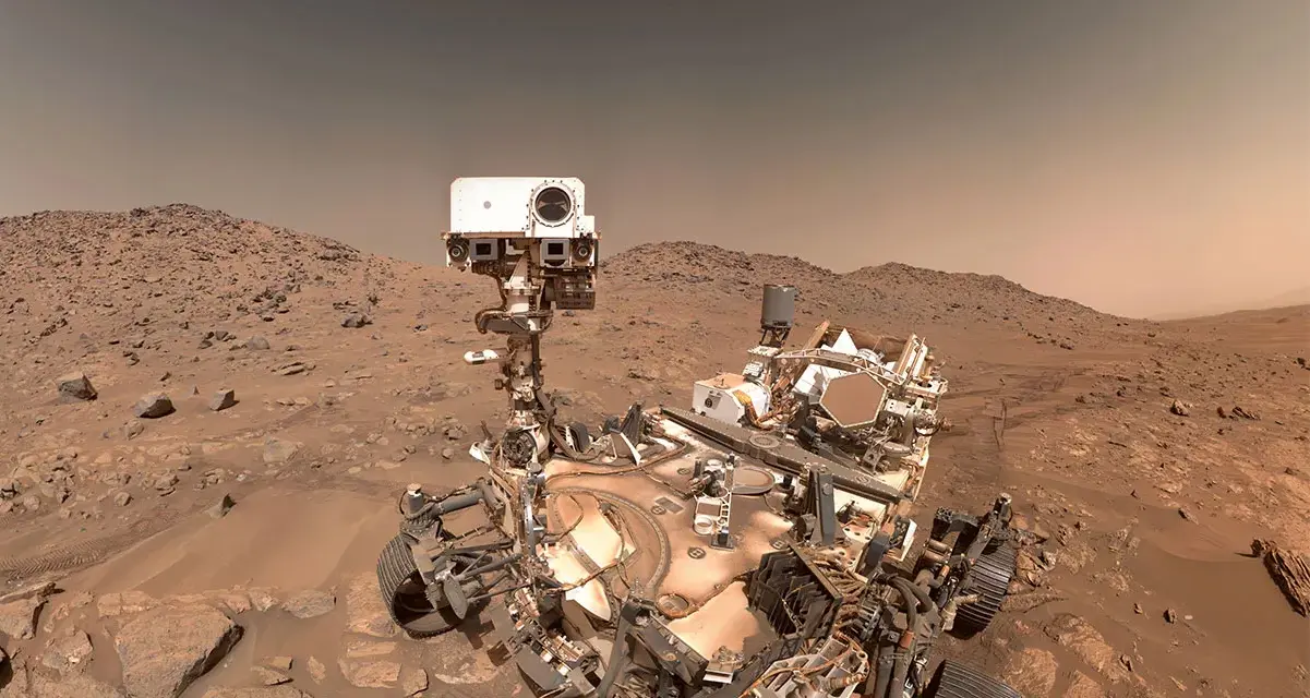 Rover Perseverance tomando una selfie en la superficie marciana