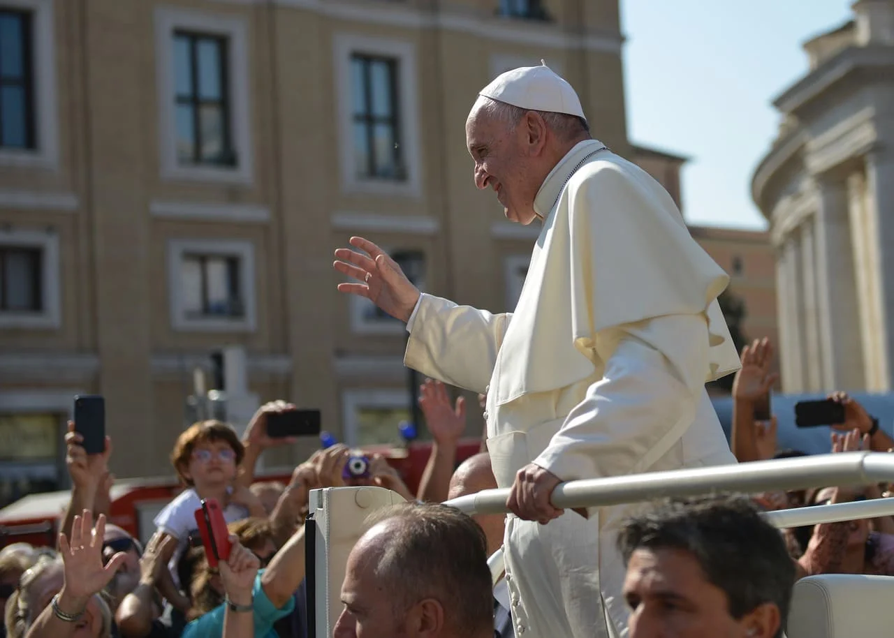 Papa Francisco sonríe y saluda a los fieles durante una procesión