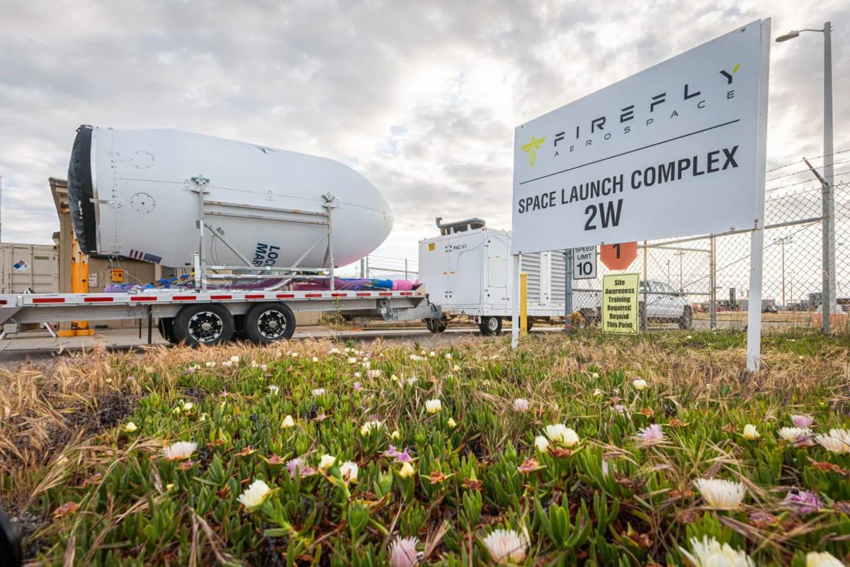 Cubierta protectora que contiene el satélite LM400 en el Complejo de Lanzamiento 2W de Firefly