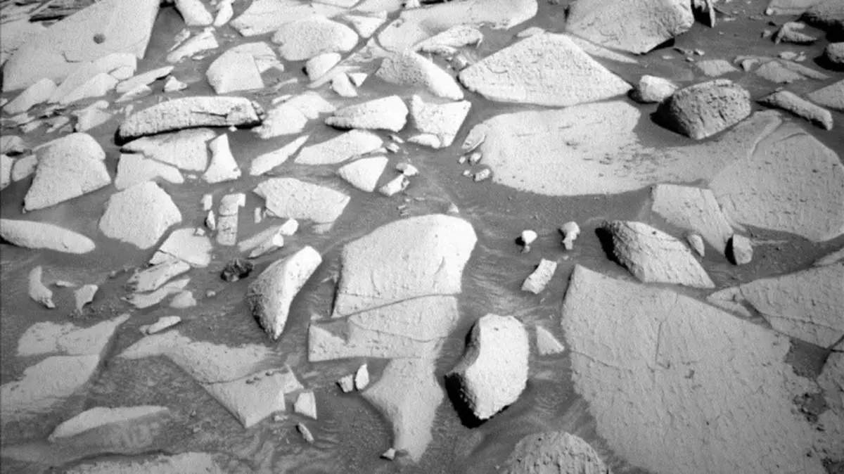 Formaciones rocosas captadas por el rover Curiosity en Marte en 2025, con patrones de erosión y crestas fracturadas