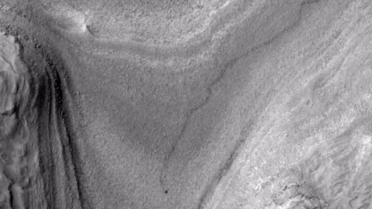Depósito de azufre puro captado por el rover Curiosity en Gediz Vallis, Marte, con capas de sedimentos visibles