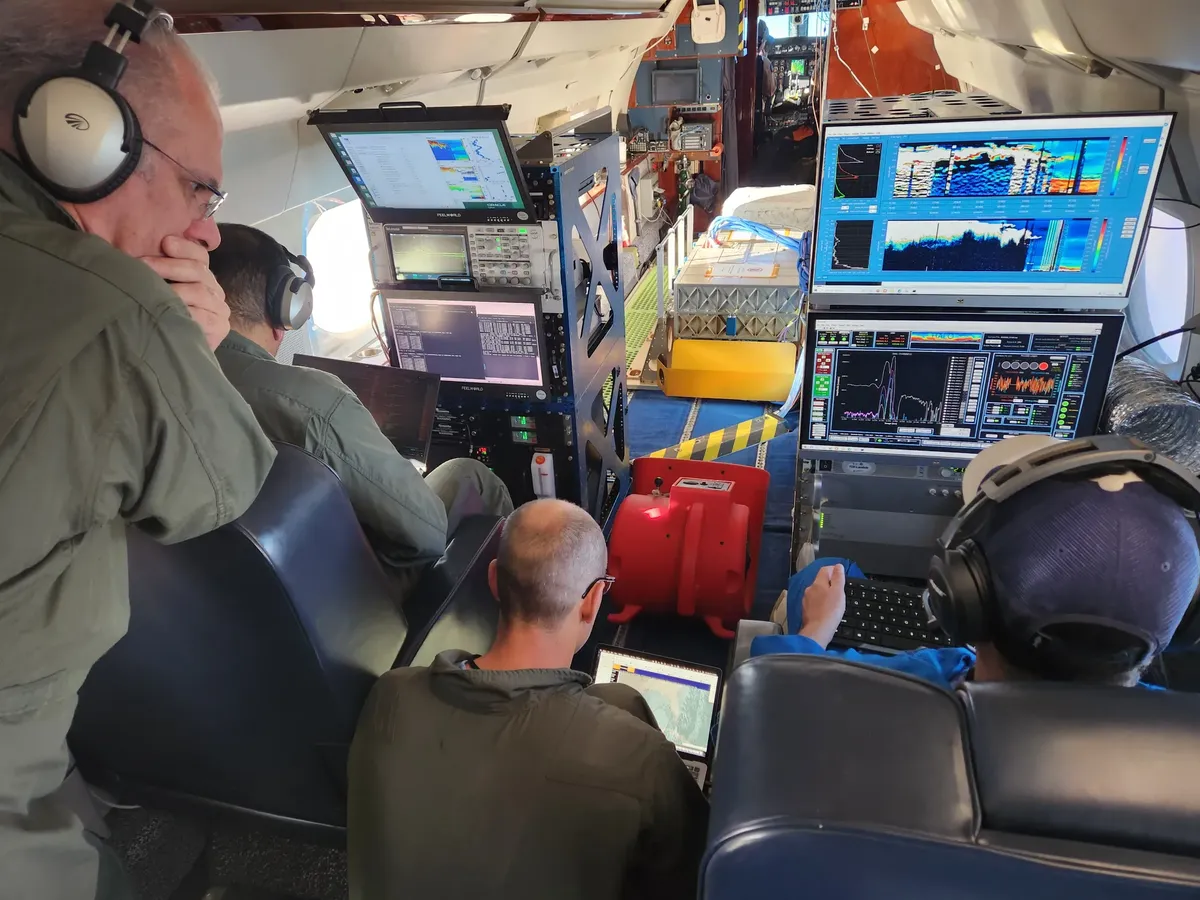 Científicos de la NASA analizando datos en tiempo real de los instrumentos AWP y HALO a bordo de un vuelo de investigación.