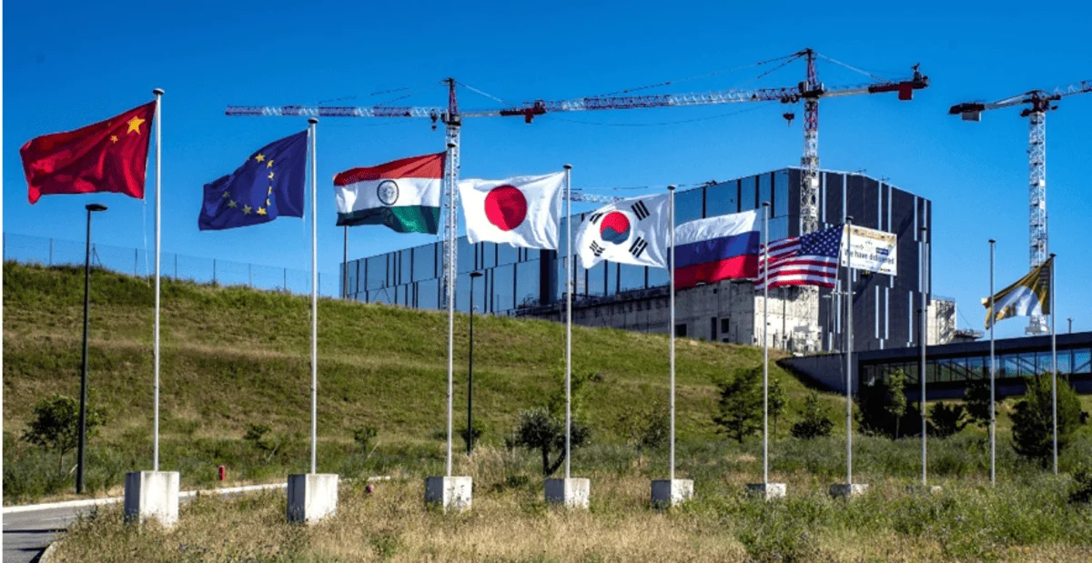 Banderas de países miembros del proyecto ITER frente al sitio de construcción
