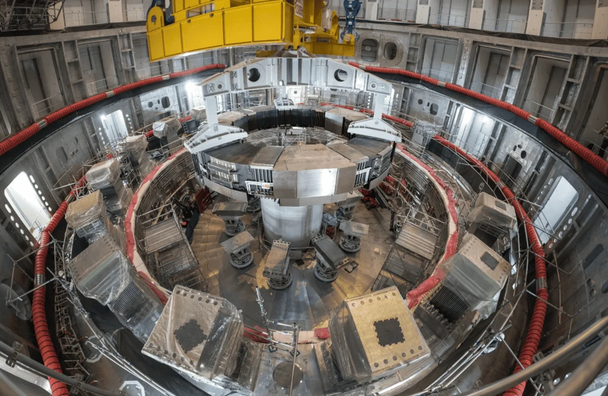 Instalación del primer imán superconductor en el tokamak del ITER