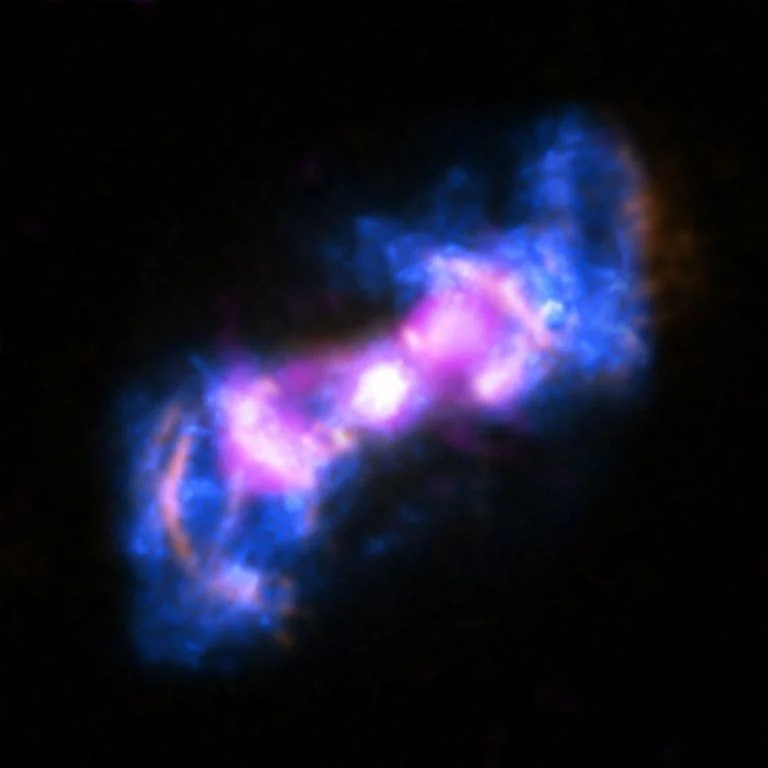 Galaxia activa Markarian 573 en rayos X, radio y luz visible