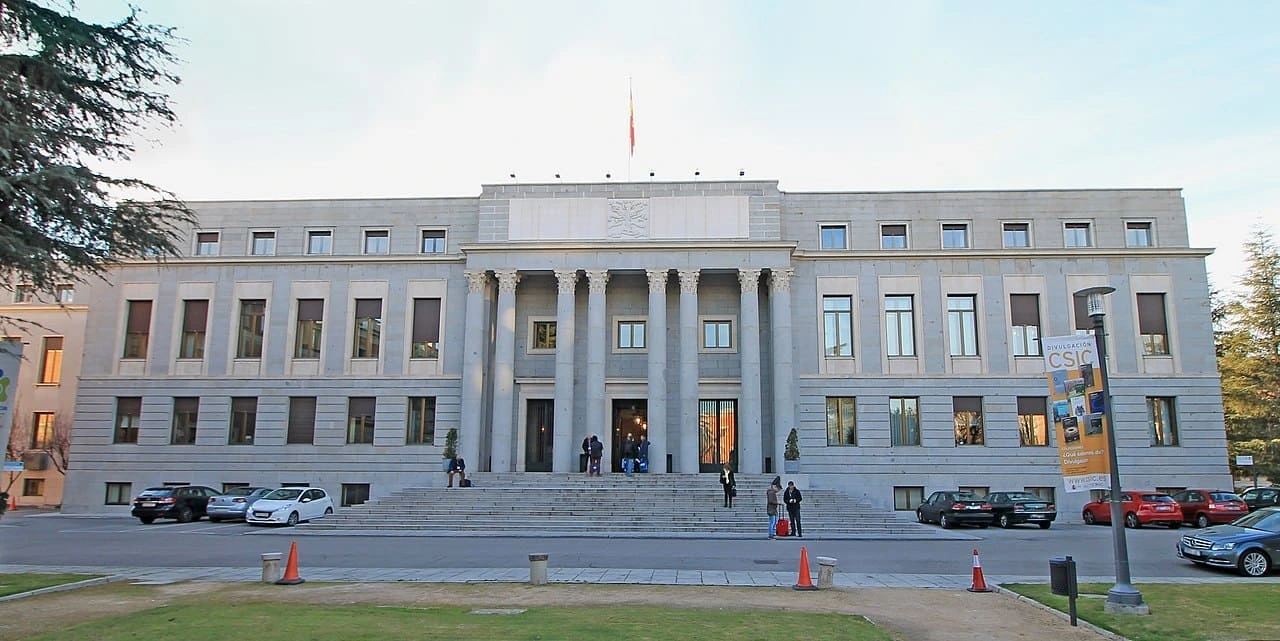 Fachada principal del edificio central del CSIC en Madrid, institución clave en la investigación científica española