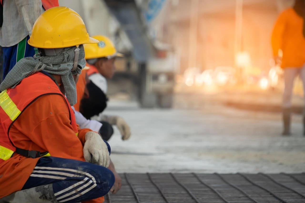 Obreros de la construcción descansando durante la jornada
